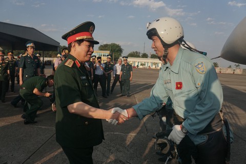 Bộ trưởng Bộ Quốc phòng kiểm tra huấn luyện bay ở sân bay Biên Hòa - Ảnh 3. Bộ trưởng Bộ Quốc phòng kiểm tra huấn luyện bay ở sân bay Biên Hòa - Ảnh 3.