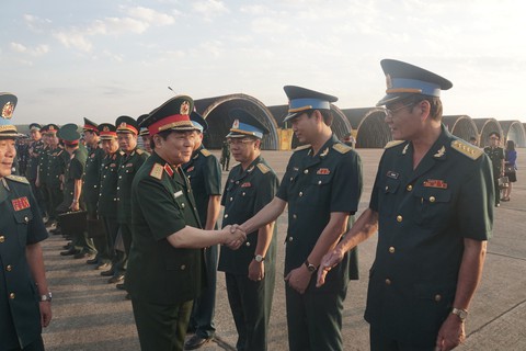Bộ trưởng Bộ Quốc phòng kiểm tra huấn luyện bay ở sân bay Biên Hòa - Ảnh 1. Bộ trưởng Bộ Quốc phòng kiểm tra huấn luyện bay ở sân bay Biên Hòa - Ảnh 1.