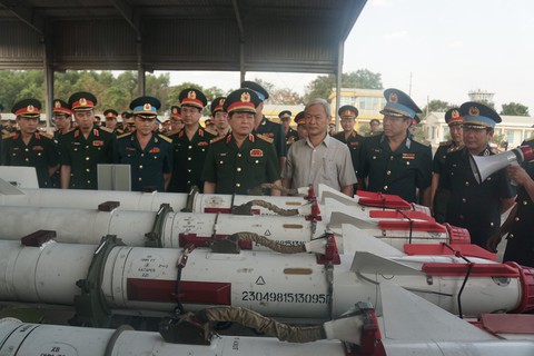 Bộ trưởng Bộ Quốc phòng kiểm tra huấn luyện bay ở sân bay Biên Hòa - Ảnh 4. Bộ trưởng Bộ Quốc phòng kiểm tra huấn luyện bay ở sân bay Biên Hòa - Ảnh 4.