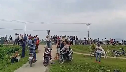 Vụ nghi vận chuyển ma túy cố thủ trong xe: Lạnh người phút giây đầu hàng - Ảnh 1. Vụ nghi vận chuyển ma túy cố thủ trong xe: Lạnh người phút giây đầu hàng - Ảnh 1.