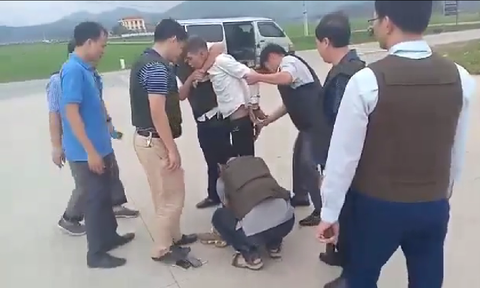 Vụ nghi vận chuyển ma túy cố thủ trong xe: Lạnh người phút giây đầu hàng - Ảnh 2. Vụ nghi vận chuyển ma túy cố thủ trong xe: Lạnh người phút giây đầu hàng - Ảnh 2.
