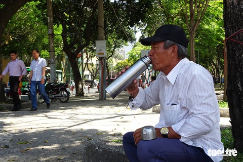 Người dân TP.HCM chống chọi cái nắng mùa khô - Ảnh 4. Người dân TP.HCM chống chọi cái nắng mùa khô - Ảnh 4.