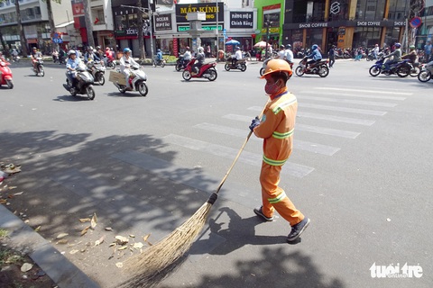 Người dân TP.HCM chống chọi cái nắng mùa khô - Ảnh 11. Người dân TP.HCM chống chọi cái nắng mùa khô - Ảnh 11.