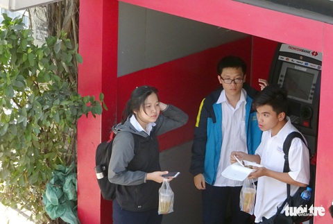 Người dân TP.HCM chống chọi cái nắng mùa khô - Ảnh 12. Người dân TP.HCM chống chọi cái nắng mùa khô - Ảnh 12.