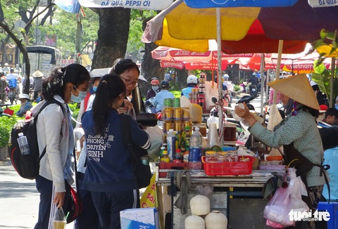 Người dân TP.HCM chống chọi cái nắng mùa khô - Ảnh 13. Người dân TP.HCM chống chọi cái nắng mùa khô - Ảnh 13.