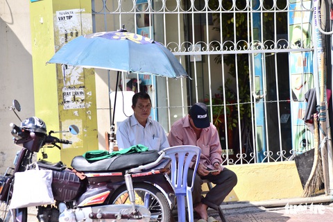 Người dân TP.HCM chống chọi cái nắng mùa khô - Ảnh 14. Người dân TP.HCM chống chọi cái nắng mùa khô - Ảnh 14.