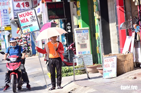 Người dân TP.HCM chống chọi cái nắng mùa khô - Ảnh 16. Người dân TP.HCM chống chọi cái nắng mùa khô - Ảnh 16.