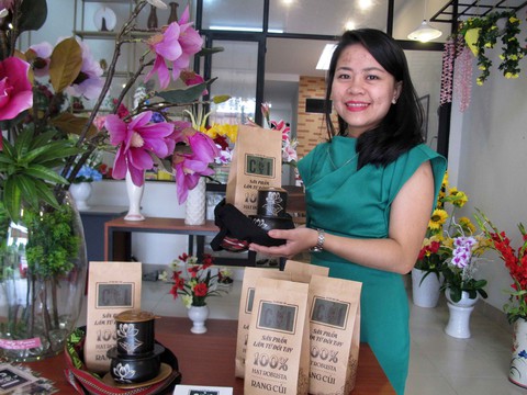 Cô gái trẻ khởi nghiệp với cà phê thổ cẩm - Ảnh 1. Cô gái trẻ khởi nghiệp với cà phê thổ cẩm - Ảnh 1.
