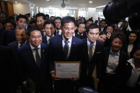 Đối thủ của ông Thaksin gấp rút giải tán đảng đề cử công chúa Thái Lan - Ảnh 1. Đối thủ của ông Thaksin gấp rút giải tán đảng đề cử công chúa Thái Lan - Ảnh 1.