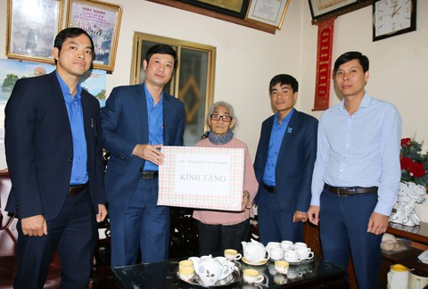40 năm cuộc chiến vệ quốc 1979: dâng hương, tri ân liệt sĩ Lê Đình Chinh - Ảnh 2. 40 năm cuộc chiến vệ quốc 1979: dâng hương, tri ân liệt sĩ Lê Đình Chinh - Ảnh 2.