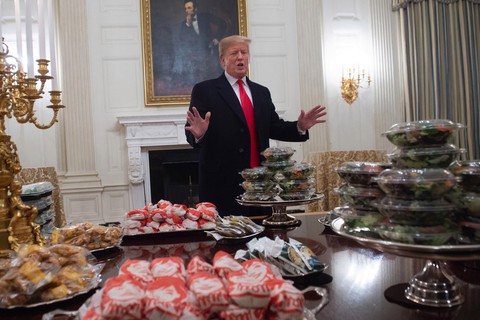 Nhà Trắng: Ông Trump ăn cá nhiều hơn do ở ngưỡng béo phì - Ảnh 1. Nhà Trắng: Ông Trump ăn cá nhiều hơn do ở ngưỡng béo phì - Ảnh 1.