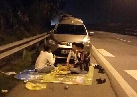 Lại ngang nhiên trải chiếu ngồi ăn trên cao tốc Nội Bài - Lào Cai - Ảnh 1. Lại ngang nhiên trải chiếu ngồi ăn trên cao tốc Nội Bài - Lào Cai - Ảnh 1.