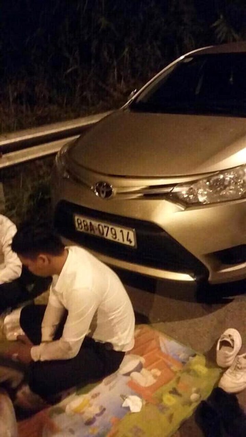 Lại ngang nhiên trải chiếu ngồi ăn trên cao tốc Nội Bài - Lào Cai - Ảnh 3. Lại ngang nhiên trải chiếu ngồi ăn trên cao tốc Nội Bài - Lào Cai - Ảnh 3.