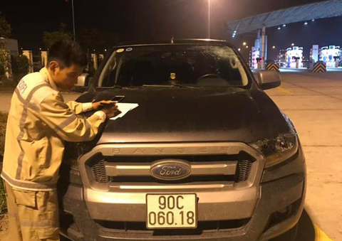 Ôtô bị ném vỡ kính trên đường cao tốc Hà Nội - Hải Phòng - Ảnh 3. Ôtô bị ném vỡ kính trên đường cao tốc Hà Nội - Hải Phòng - Ảnh 3.