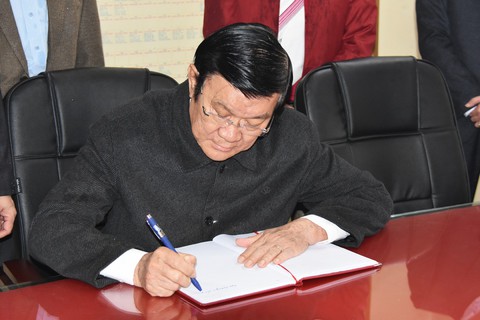 Nguyên Chủ tịch nước Trương Tấn Sang viếng liệt sĩ tại nghĩa trang Vị Xuyên - Ảnh 3. Nguyên Chủ tịch nước Trương Tấn Sang viếng liệt sĩ tại nghĩa trang Vị Xuyên - Ảnh 3.