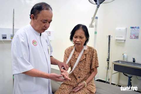 Lể gai tại nhà bị sốc nhiễm trùng suýt mất cánh tay - Ảnh 1. Lể gai tại nhà bị sốc nhiễm trùng suýt mất cánh tay - Ảnh 1.