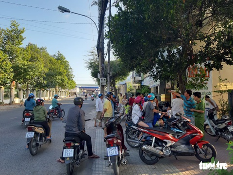 Nam thanh niên bị truy sát giữa ban ngày - Ảnh 1. Nam thanh niên bị truy sát giữa ban ngày - Ảnh 1.