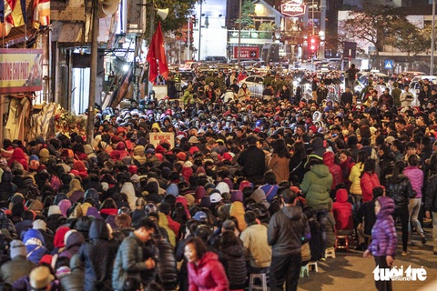 Chen nhau đi lễ chùa dịp rằm tháng giêng - Ảnh 2. Chen nhau đi lễ chùa dịp rằm tháng giêng - Ảnh 2.