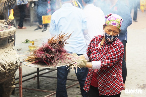 Chen nhau đi lễ chùa dịp rằm tháng giêng - Ảnh 3. Chen nhau đi lễ chùa dịp rằm tháng giêng - Ảnh 3.