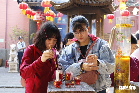 Chen nhau đi lễ chùa dịp rằm tháng giêng - Ảnh 4. Chen nhau đi lễ chùa dịp rằm tháng giêng - Ảnh 4.