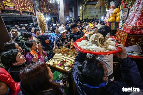 Chen nhau đi lễ chùa dịp rằm tháng giêng - Ảnh 7. Chen nhau đi lễ chùa dịp rằm tháng giêng - Ảnh 7.
