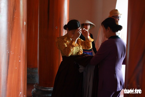 Chen nhau đi lễ chùa dịp rằm tháng giêng - Ảnh 8. Chen nhau đi lễ chùa dịp rằm tháng giêng - Ảnh 8.