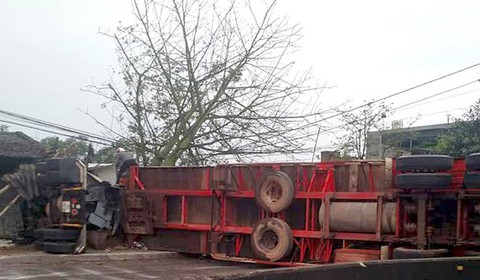 Xe container ủi 2 ôtô, húc vào nhà dân, 1 người tử vong, 7 bị thương - Ảnh 2. Xe container ủi 2 ôtô, húc vào nhà dân, 1 người tử vong, 7 bị thương - Ảnh 2.