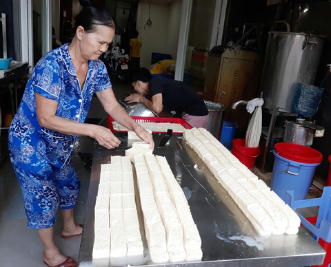 TP.HCM: Quán cơm chay kín chỗ, thực phẩm chay cháy hàng dịp rằm tháng Giêng - Ảnh 2. TP.HCM: Quán cơm chay kín chỗ, thực phẩm chay cháy hàng dịp rằm tháng Giêng - Ảnh 2.