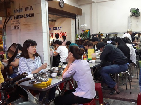 TP.HCM: Quán cơm chay kín chỗ, thực phẩm chay cháy hàng dịp rằm tháng Giêng - Ảnh 1. TP.HCM: Quán cơm chay kín chỗ, thực phẩm chay cháy hàng dịp rằm tháng Giêng - Ảnh 1.