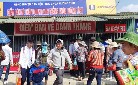 Giao chùa Hương Tích cho doanh nghiệp: Nhà nước không thu được đồng nào - Ảnh 2. Giao chùa Hương Tích cho doanh nghiệp: Nhà nước không thu được đồng nào - Ảnh 2.