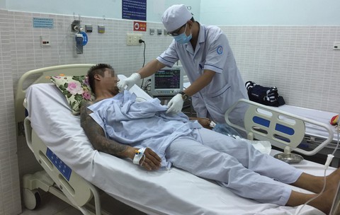Mâu thuẫn với vợ, chồng tự đâm dao vào tim - Ảnh 1. Mâu thuẫn với vợ, chồng tự đâm dao vào tim - Ảnh 1.
