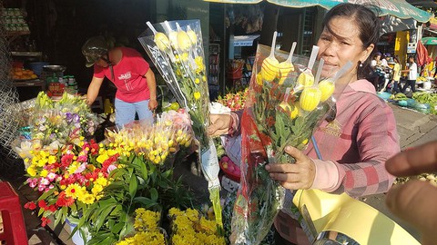 Rằm tháng Giêng: Hoa tăng giá gấp 6, trái cây bị làm giá - Ảnh 1. Rằm tháng Giêng: Hoa tăng giá gấp 6, trái cây bị làm giá - Ảnh 1.