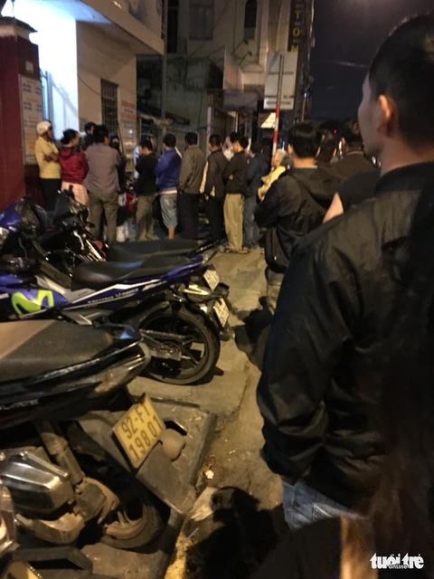 Xếp hàng từ mờ sáng chờ tiêm chủng cho con - Ảnh 2. Xếp hàng từ mờ sáng chờ tiêm chủng cho con - Ảnh 2.