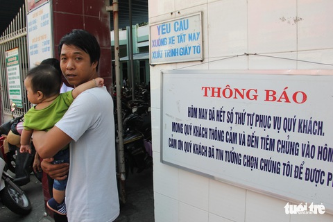 Xếp hàng từ mờ sáng chờ tiêm chủng cho con - Ảnh 9. Xếp hàng từ mờ sáng chờ tiêm chủng cho con - Ảnh 9.