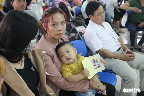 Xếp hàng từ mờ sáng chờ tiêm chủng cho con - Ảnh 5. Xếp hàng từ mờ sáng chờ tiêm chủng cho con - Ảnh 5.