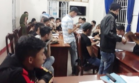 Bắt quả tang 38 thanh niên phê ma túy ở quán karaoke - Ảnh 1. Bắt quả tang 38 thanh niên phê ma túy ở quán karaoke - Ảnh 1.