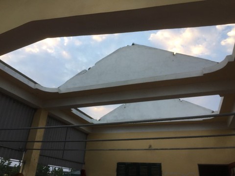 Hàng chục nhà dân bị thiệt hại do dông lốc, mưa đá ở các tỉnh phía Bắc - Ảnh 4. Hàng chục nhà dân bị thiệt hại do dông lốc, mưa đá ở các tỉnh phía Bắc - Ảnh 4.