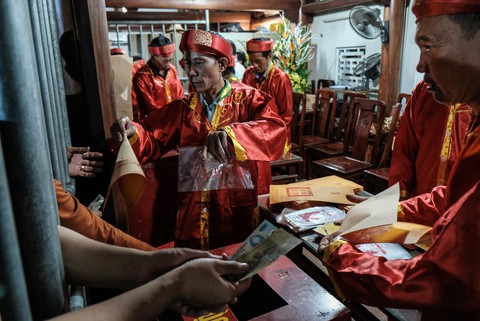 Giữa đêm trắng đền Trần, sao không bình tâm tích phúc vô cương? - Ảnh 4. Giữa đêm trắng đền Trần, sao không bình tâm tích phúc vô cương? - Ảnh 4.