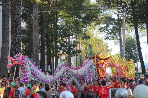 Tết Nguyên tiêu tưng bừng ở Chợ Lớn - Ảnh 5. Tết Nguyên tiêu tưng bừng ở Chợ Lớn - Ảnh 5.