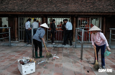 2.000 nhân viên an ninh trắng đêm với hàng nghìn người xin ấn đền Trần - Ảnh 15. 2.000 nhân viên an ninh trắng đêm với hàng nghìn người xin ấn đền Trần - Ảnh 15.