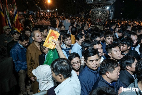 2.000 nhân viên an ninh trắng đêm với hàng nghìn người xin ấn đền Trần - Ảnh 11. 2.000 nhân viên an ninh trắng đêm với hàng nghìn người xin ấn đền Trần - Ảnh 11.