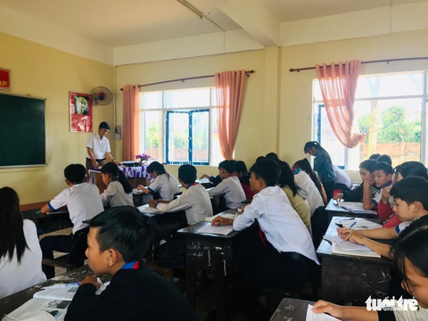 Một trường dạy thêm cho... 100% học sinh - Ảnh 2. Một trường dạy thêm cho... 100% học sinh - Ảnh 2.