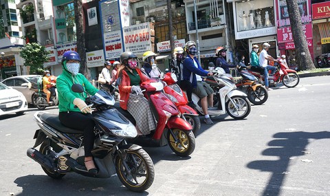 Nắng nóng, đề phòng tia UV và bụi mịn - Ảnh 1. Nắng nóng, đề phòng tia UV và bụi mịn - Ảnh 1.