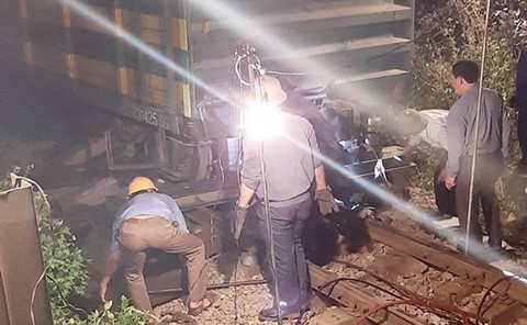 2 tàu hàng trật bánh ở Nghệ An, Bình Thuận, đường sắt ách tắc nhiều giờ - Ảnh 5. 2 tàu hàng trật bánh ở Nghệ An, Bình Thuận, đường sắt ách tắc nhiều giờ - Ảnh 5.
