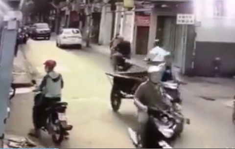 Kẻ tâm thần phóng xe máy chém 3 người đi đường - Ảnh 2. Kẻ tâm thần phóng xe máy chém 3 người đi đường - Ảnh 2.
