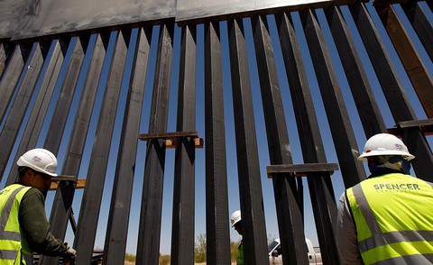Ông Trump lấy đâu ra 8 tỉ USD để xây tường biên giới? - Ảnh 1. Ông Trump lấy đâu ra 8 tỉ USD để xây tường biên giới? - Ảnh 1.