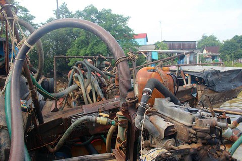 Cát tặc trên sông Đồng Nai hoạt động mạnh ngày cận tết - Ảnh 1. Cát tặc trên sông Đồng Nai hoạt động mạnh ngày cận tết - Ảnh 1.