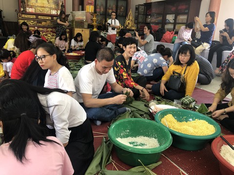 Kiều bào, du học sinh Việt ở Bangkok, Thái Lan gói bánh chưng đón tết - Ảnh 3. Kiều bào, du học sinh Việt ở Bangkok, Thái Lan gói bánh chưng đón tết - Ảnh 3.