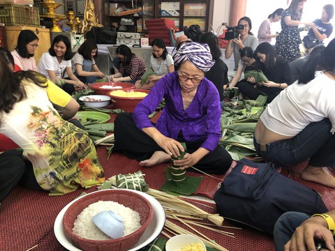 Kiều bào, du học sinh Việt ở Bangkok, Thái Lan gói bánh chưng đón tết - Ảnh 4. Kiều bào, du học sinh Việt ở Bangkok, Thái Lan gói bánh chưng đón tết - Ảnh 4.