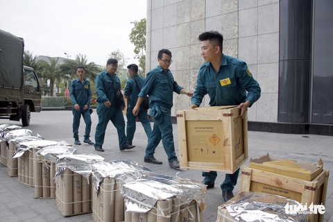 TP.HCM gấp rút chuẩn bị trận địa pháo hoa đêm giao thừa - Ảnh 3. TP.HCM gấp rút chuẩn bị trận địa pháo hoa đêm giao thừa - Ảnh 3.